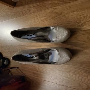 alba white silver pumps size 6